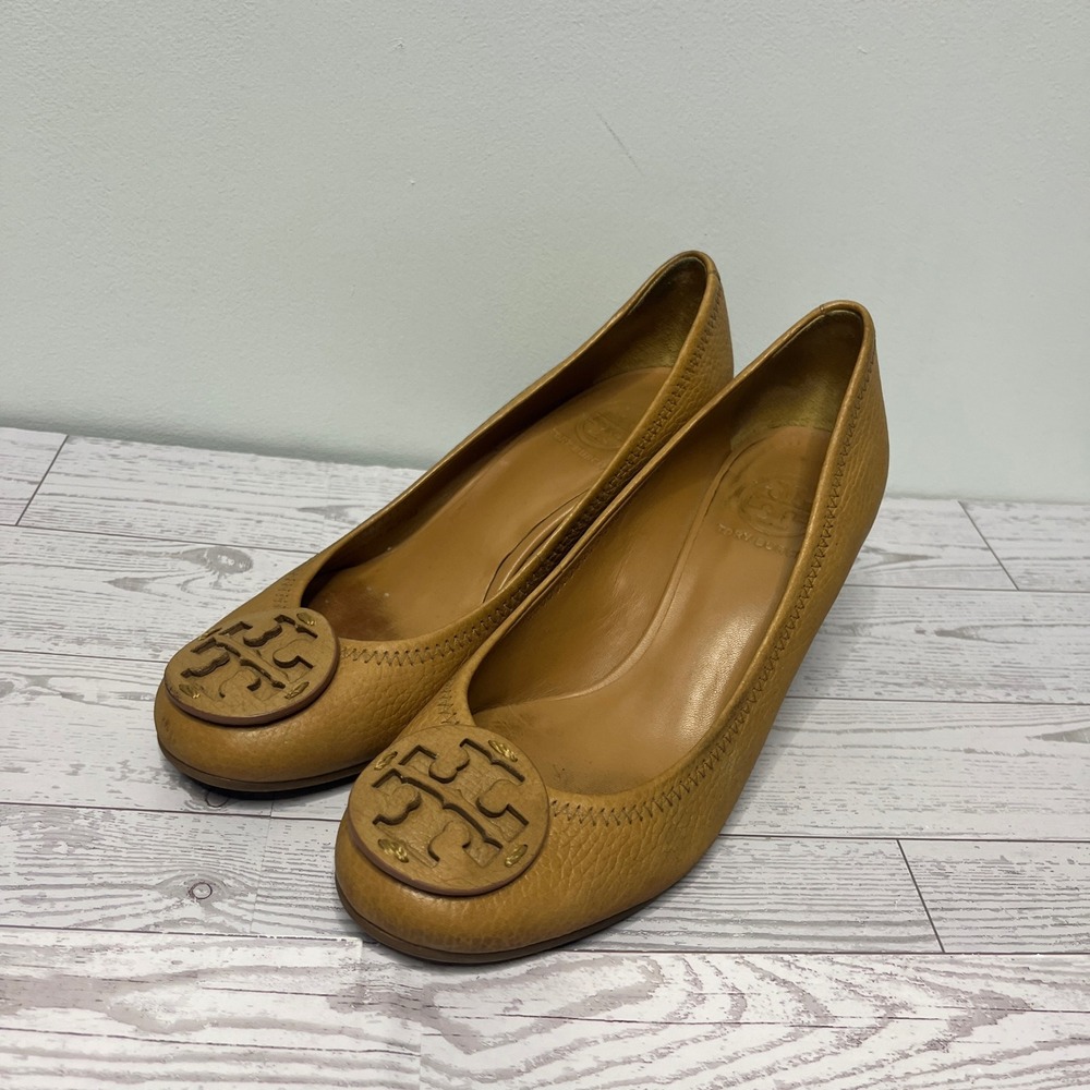 Tory Burch Sally Tan Pebbled Leather Wedge Pumps Logo Medallion 7.5M 50008658.78